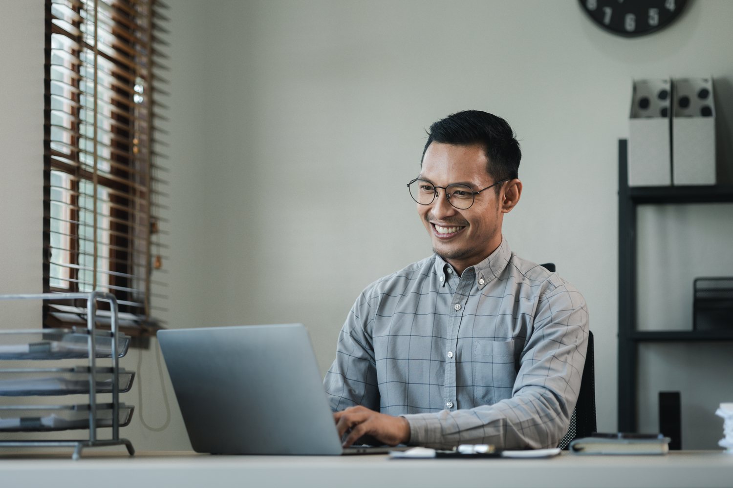 Businessman Is Sitting And Working In The Office, Employee Is Lo - Contador em Goiás | Contec Contabilidade